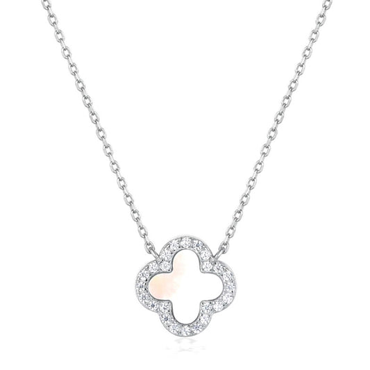  Collier Mélina Cœur Blanc en acier inoxydable plaqué or blanc 18 carats, avec son pendentif trèfle et cœur blanc entouré de cristaux.